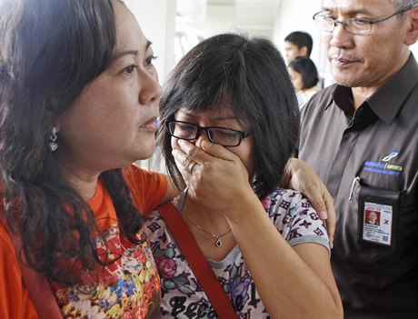 Nkteí píbuzní 162 zmizelých cestujících letu AirAsia podléhají vypjatým...