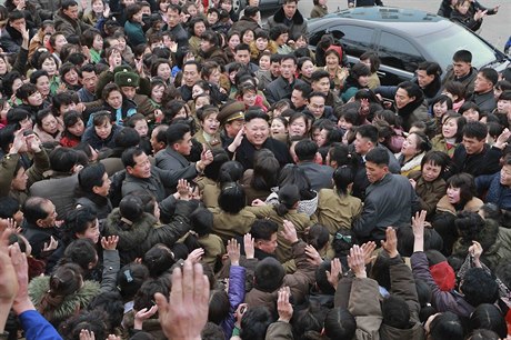 Vdce a jeho lid. Kim ong-un obklopený davem Severokorejc.