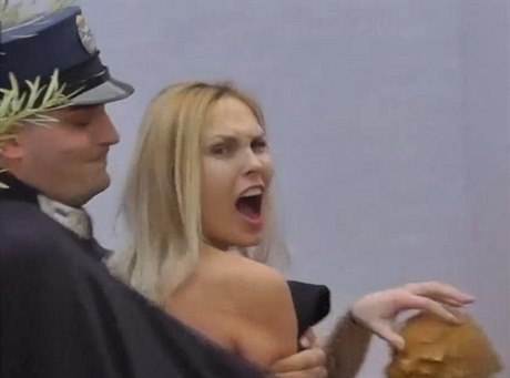 lenka skupiny aktivistek Femen se pímo ve Vatikánu pokusila ukrást soku...