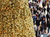 V berlínském obchodním centru se tyí zlatý vánoní stromek.