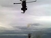 Záchranný vrtulník letí nad jiním pobeím Jaderského moe. Evakuuje pasaéry...