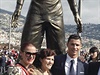 Cristiano Ronaldo se svou rodinou u vlastn sochy.