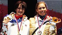 Olympijské vítězky Martina Sáblíková (vlevo) a Eva Samková ukázaly své zlaté... | na serveru Lidovky.cz | aktuální zprávy