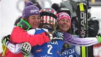 Vítězka Mikaela Shiffrin (uprostřed) se objímá s dalšími medailistkami, Šárkou... | na serveru Lidovky.cz | aktuální zprávy