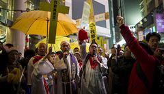 Prodemokratití demonstranti zpívají koledy na námstí Times Square v Hongkongu