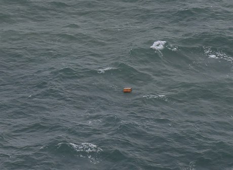 Záchranné týmy u prý nalezly mezi plovoucími objekty také nkolik obtí.