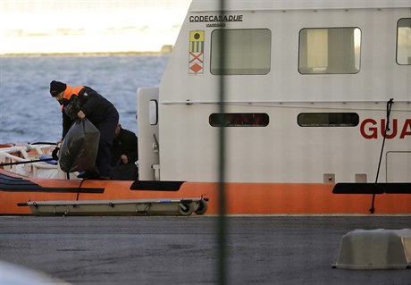 Lo poblí Korfu vyslala nouzový signál. Na palub jsou prý ozbrojenci.