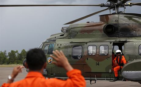 Vojenská helikoptéra, která pátrá po troskách letounu AirAsia.
