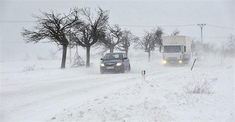 Ledovka a sníh komplikují dopravu. Na Jablonecku je kalamita.