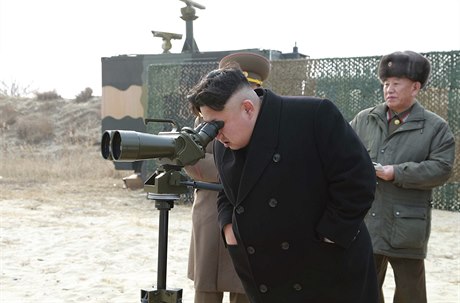 Kim ong-un monitoruje zkuební odpal raket, který provedla 851. jednotka...