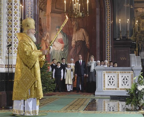 Na pt tisíc Moskvan, vetn ruského premiéra Dmitrije Medvedva s manelkou...