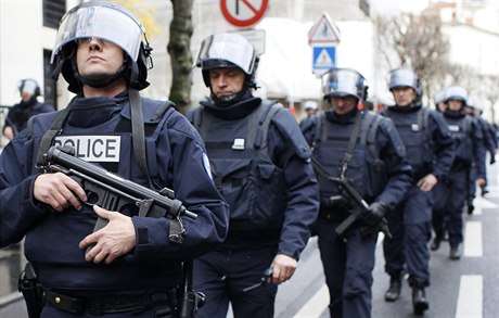 Policisté u lahdkáství na východ Francie, kde ozbrojený mu drí nejmén pt...