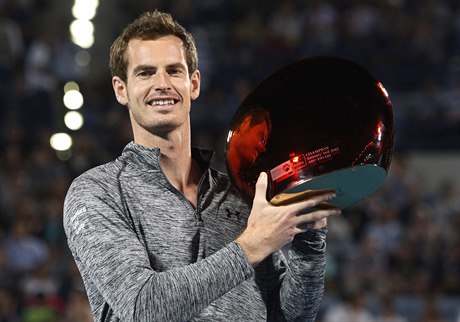 Brit Andy Murray po vítzství tenisového ampionátu v Abú Dhabí zvedá nad hlavu...