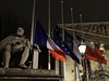 Francie truchl za obti teroristickch tok. Vlajky na vech veejnch...