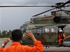 Vojensk helikoptra, kter ptr po troskch letounu AirAsia.