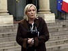 Marine Le Penová ped Elysejským palácem.