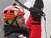 První záseky na erstv zaledovaných lezeckých trasách v pátek udlal...