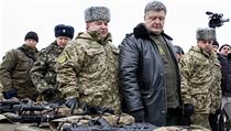 Prezident Petro Poroenko zkoum vstroj ukrajinsk armdy