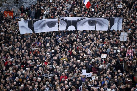 Oi éfredaktora asopisu Charlie Hebdo Stéphana Charbonniera provází prvod...