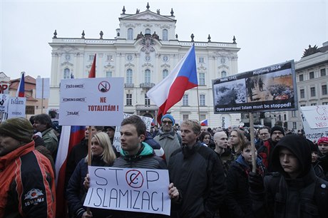 Opakujícím se symbolem byla pekrtnutá meita.