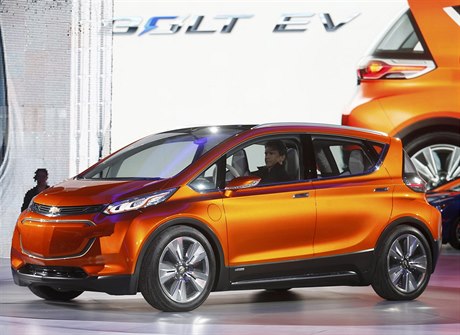 Automobilka GM pedstavila nový elektromobil Chevrolet Bolt.