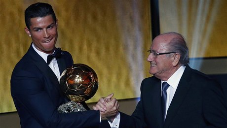 Sepp Blatter, éf FIFA, pedává Ronaldovi Zlatý mí pro nejlepího fotbalistu...