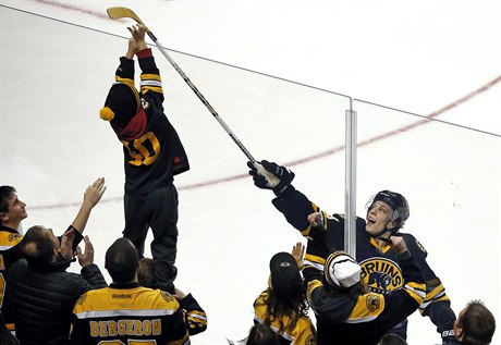 PRO TEBE. David Pastrák vnuje hokejku malému fanoukovi Bostonu.