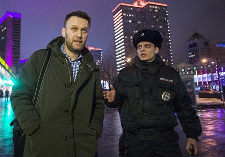 Ruská policie v noci kvli poruení podmínek domácího vzení zadrela...