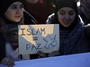 Dv mladé eny s heslem islám = mír na shromádní len muslimské komunity v...