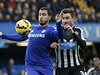 Eden Hazard (vlevo) vs. Paul Dummett.