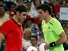 Roger Federer (vlevo) a Milos Raonic na turnaji v Brisbane.
