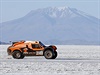 Francouz Ronan Chabot projídí pes území solného jezera Salar de Uyuni.