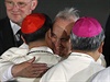 Pape se v Manile vítá s kardinálem Luisem Antoniem Taglem.