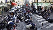 Modlící se muslimové v Paříži. Modlící se muslimové v Paříži.