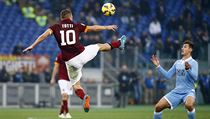 Vskok! Francesco Totti v akrobatick poloze.