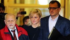 Jana Neasová (díve Nagyová) u soudu s manelem a právním zástupcem.