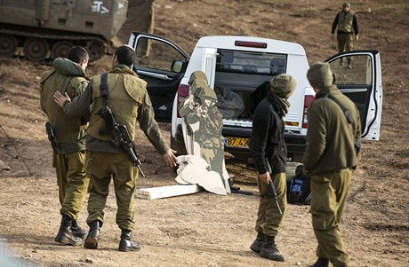 Izraeltí vojáci u cviných papírových postav v Golanských výinách.