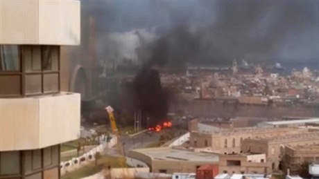 Pohled na luxusní hotel bhem útoku atentátník v Tripolisu.