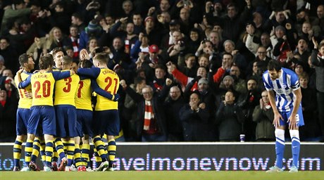 Fotbalisté Arsenalu se radují ze vstelené branky.