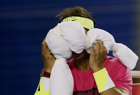 Rafael Nadal si schovává obliej do runíku, na kurtu se mu udlalo zle.