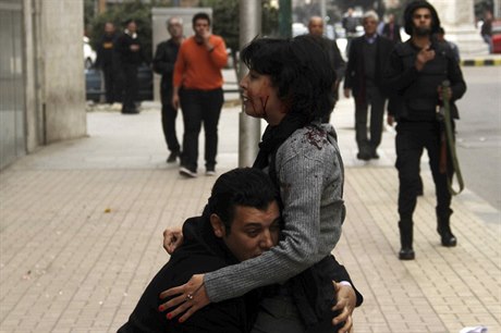 Kolemjdoucí pomáhá aktivistce, kterou postelila egyptská policie. ena nakonec...