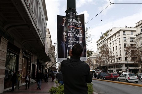 Mu v Aténách vyvuje plakát radikálního levicového hnutí SYRIZA se snímkem...