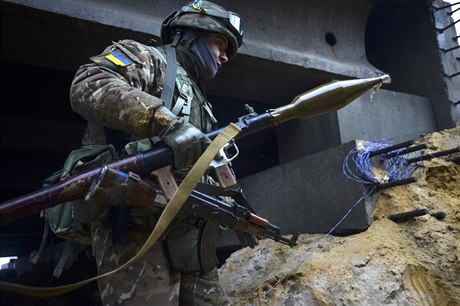 Ukrajinský voják v boji s nepítelem (Pesky, Doncká oblast).