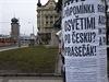 Na nkterch plaktovacch plochch a sloupech v Praze se objevily plakty v...
