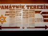 U Pamtnku Terezn na Litomicku se objevily plakty v etin i anglitin s...