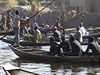 Ped terorem sekty Boko Haram prchaj Nigerijci pes jezero ad.