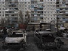 Splen auta v ulicch - nsledky ostelovn Mariupolu.