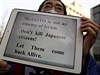 Nezabjejte japonsk obany! Demonstrace na podporu Keidiho Gota ped sdlem...