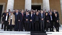 Nov eck vlda na skupinovm snmku. Premir Alexis Tsipras uprosted (spodn...