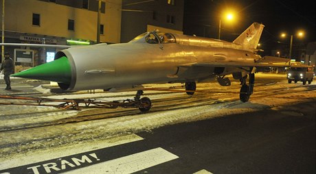 Stíhaku Mig-21 v komletním stavu peváeli v noci 30. ledna z Leteckého muzea...